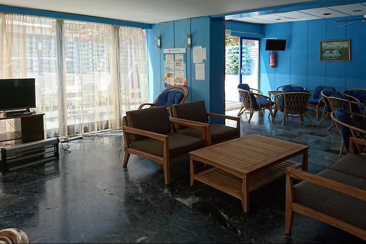 Lounge 11 of 13