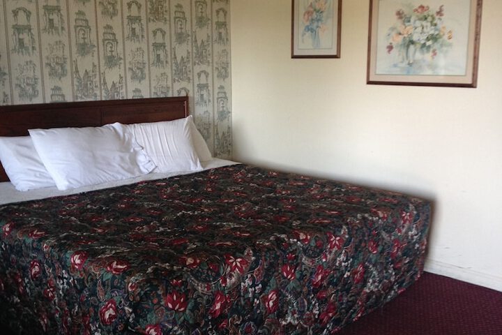 1 King Bed (10 of 12)