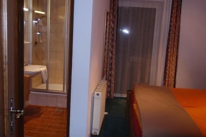 Room 8 of 28