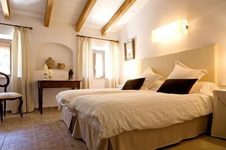 Room 3 of 12