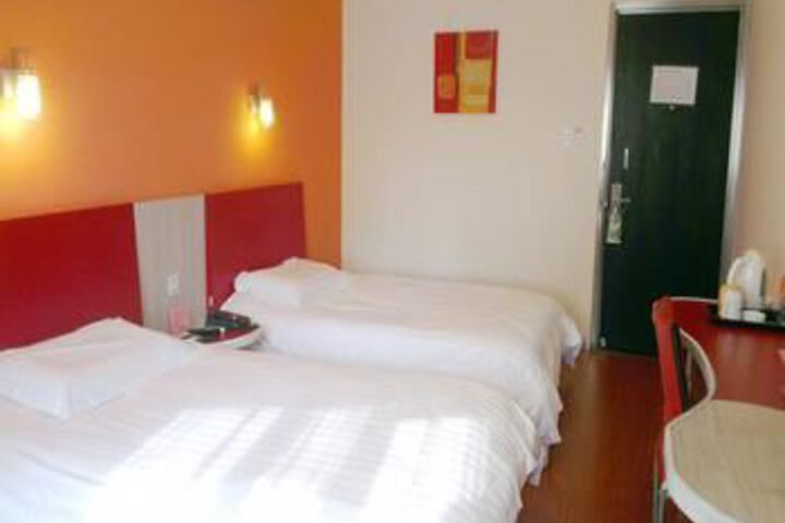 Room 13 of 27