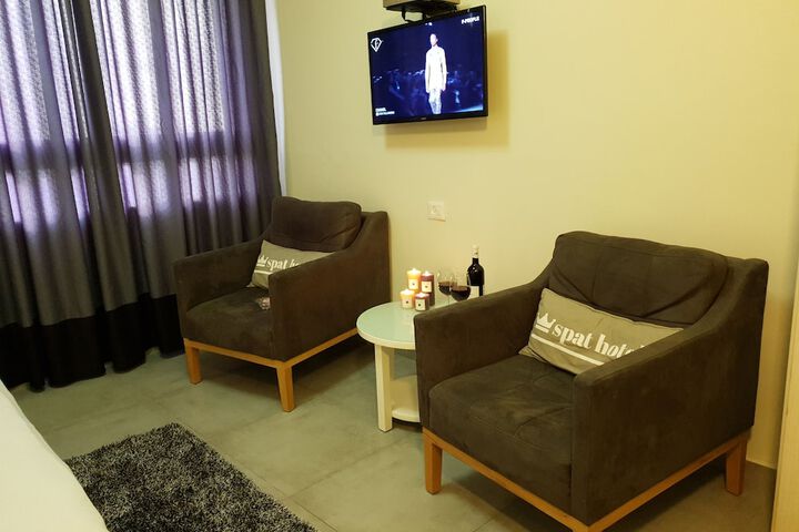 Room 10 of 68