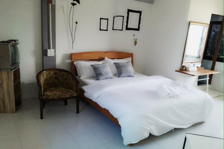 Room 9 of 11