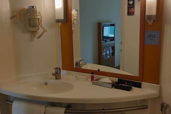 Room 30 of 97