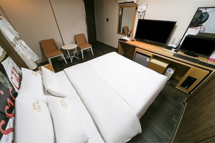 Room 17 of 28