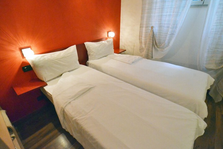 Room 12 of 28