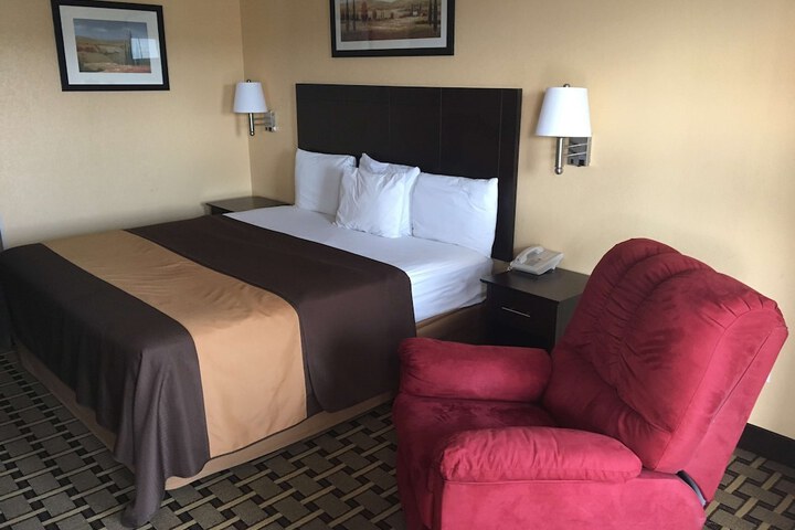 1 King Bed (4 of 8)