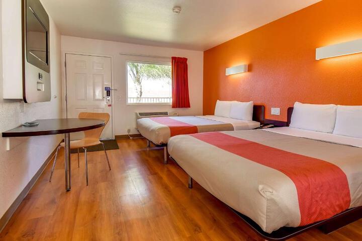 1 Queen Bed (8 of 9)