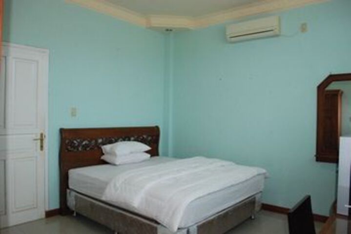 Room 8 of 32