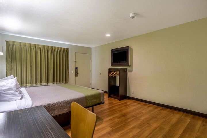 1 King Bed (2 of 11)