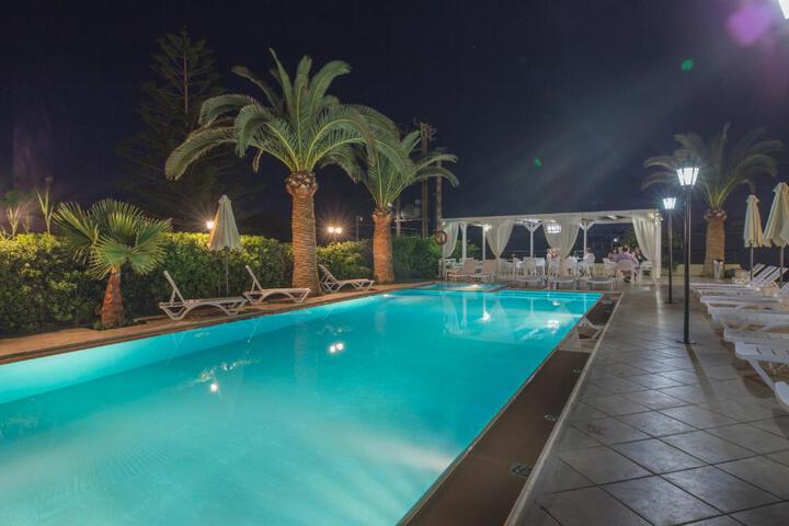 Hotel Pool