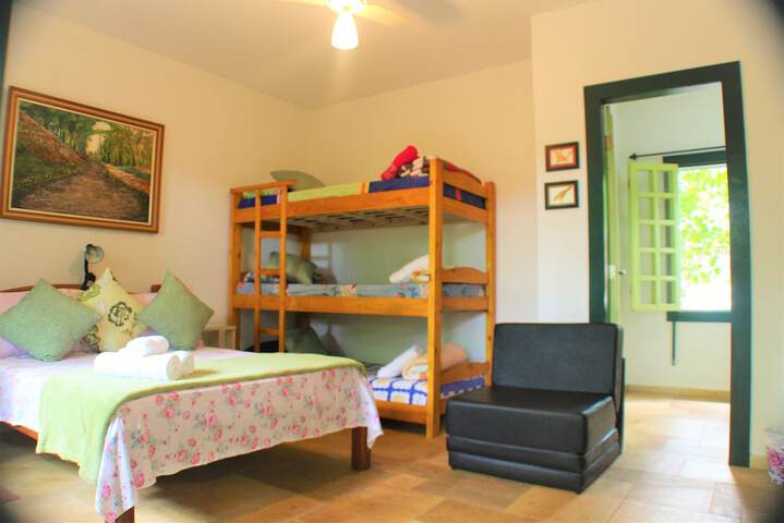 Room 4 of 82