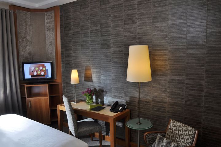 Room 8 of 38