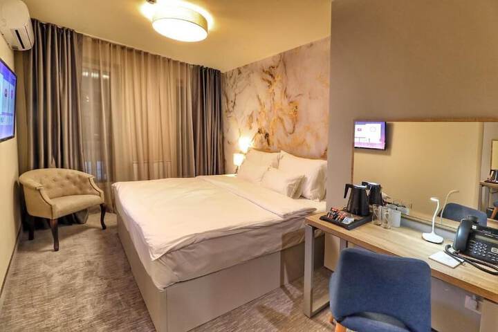 Room 10 of 24