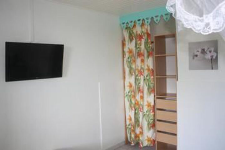 Room 6 of 16