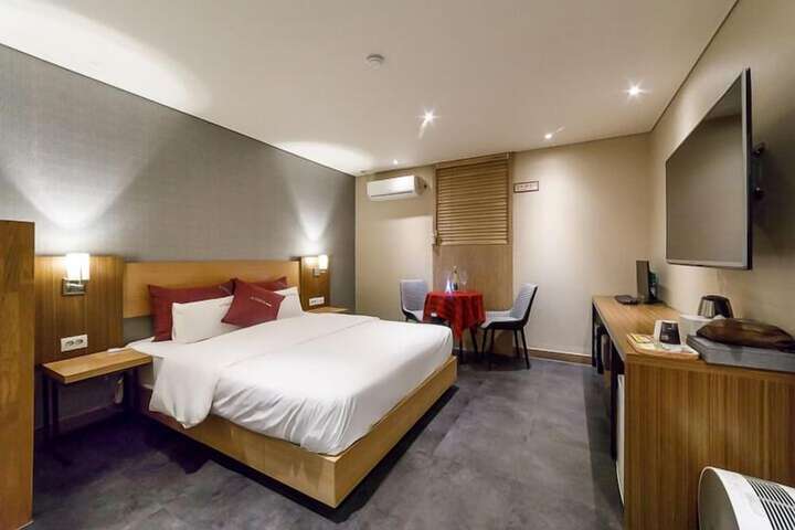Room 4 of 37
