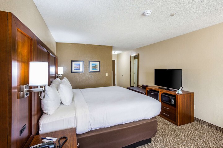 1 King Bed (8 of 12)