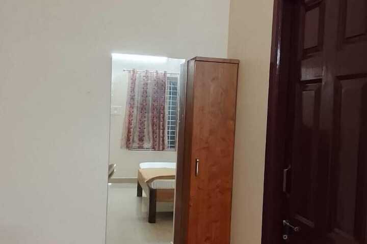 Room 2 of 28