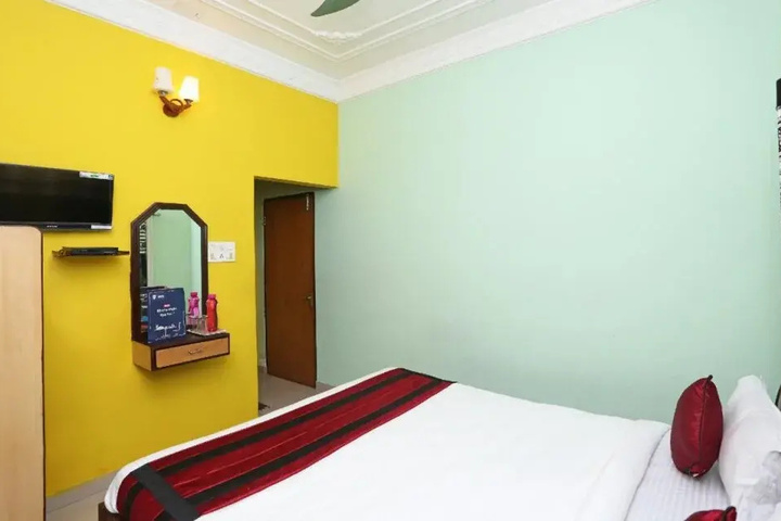 Room 5 of 16