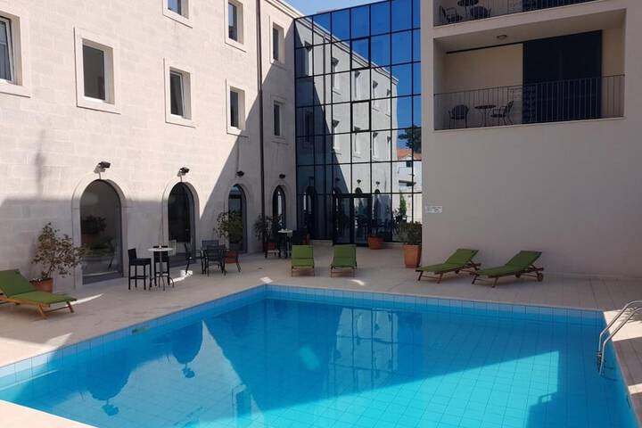 Pool Hotel