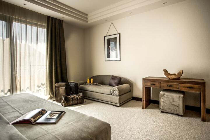 Room 4 of 32