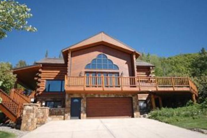 Image of Giant View 5 Br home by RedAwning