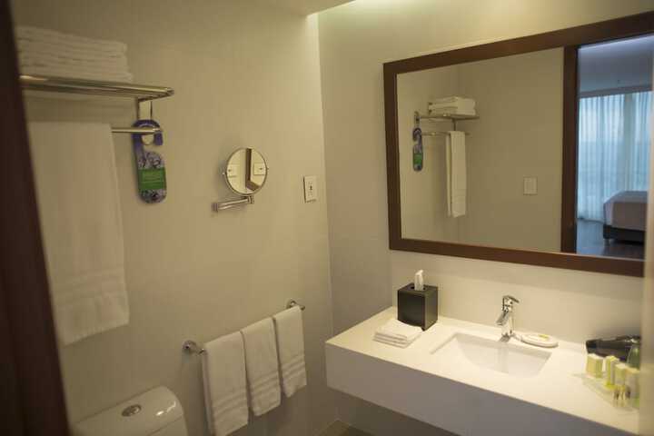 Room 28 of 103