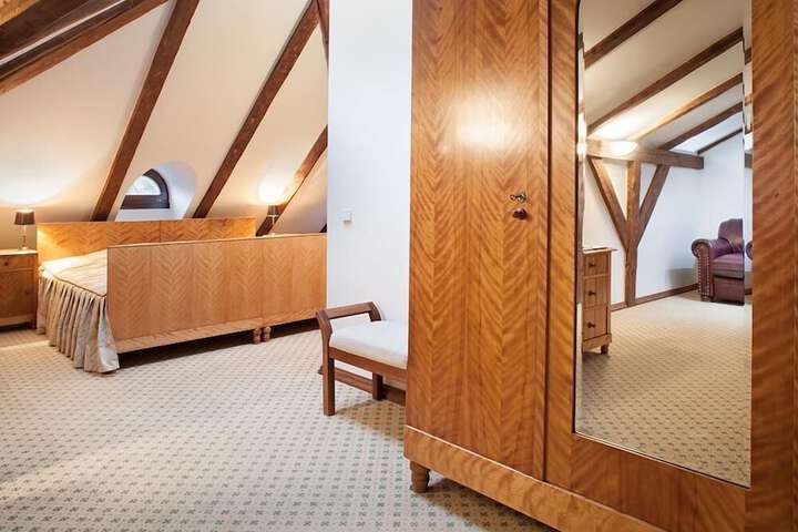 Room 4 of 5