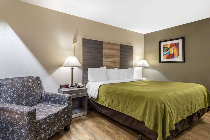 1 King Bed (3 of 11)