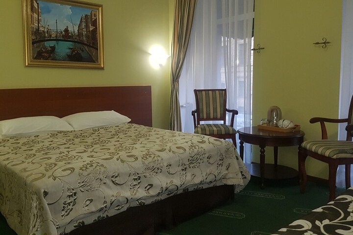Room 6 of 12
