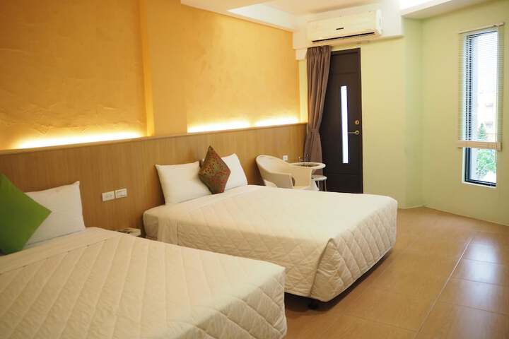 Room 2 of 33