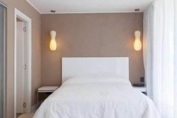 Room 6 of 44