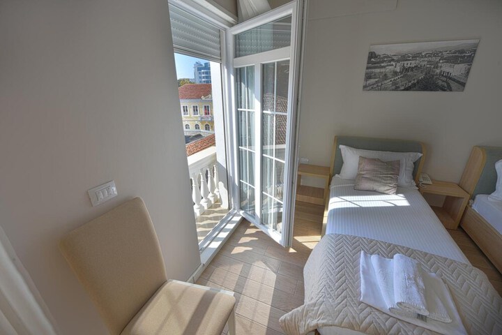 Room 18 of 53