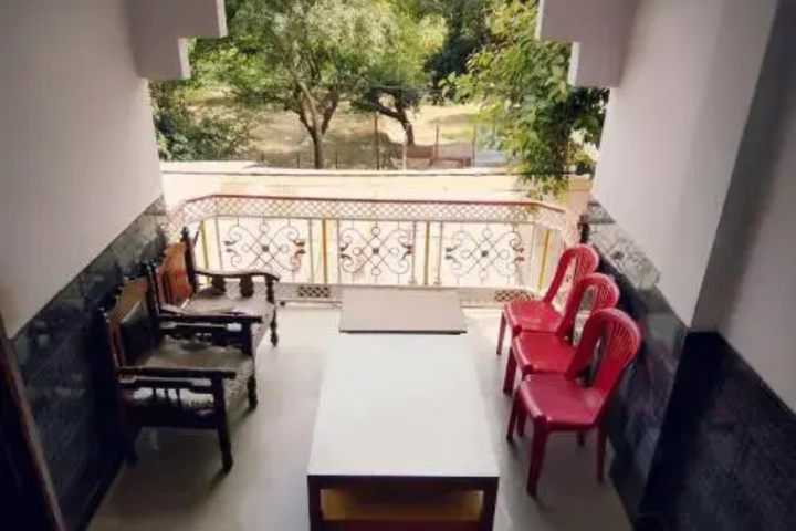 Room 8 of 9