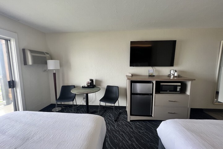 Deluxe 2 Queen Beds Beach View Balcony (2 of 8)