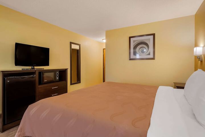 1 King Bed (5 of 17)