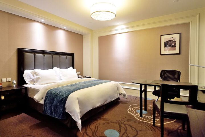 Room 12 of 114