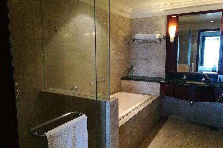 Room 32 of 68