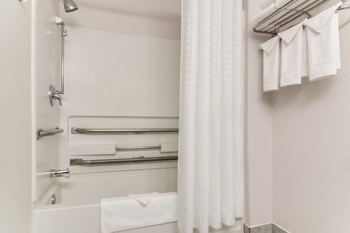 1 Queen Bed (9 of 9)