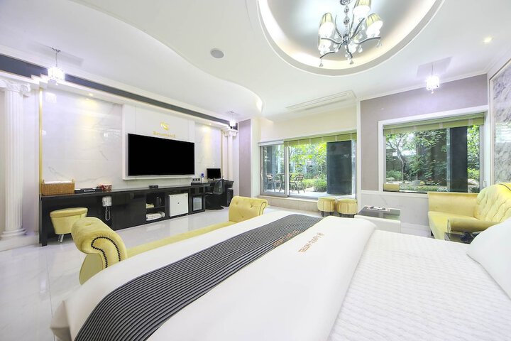 Room 52 of 80