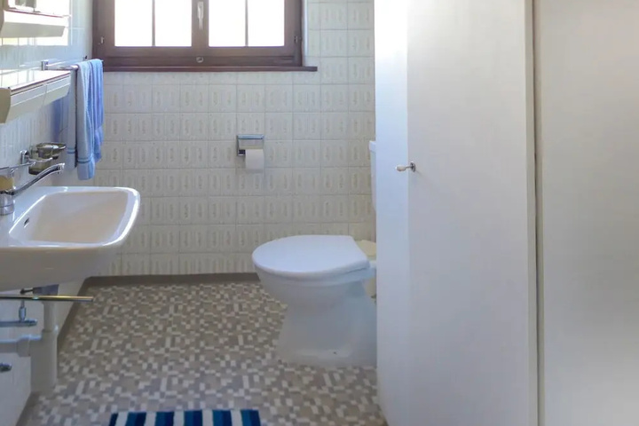 Room 6 of 12