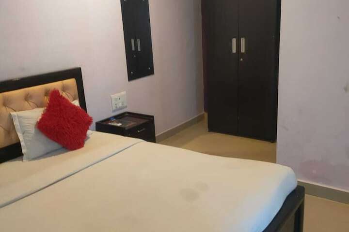 Room 11 of 34