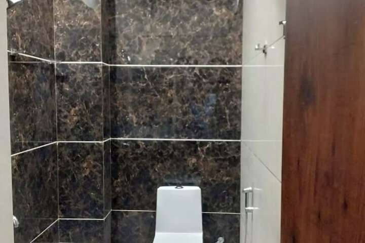 Room 4 of 9