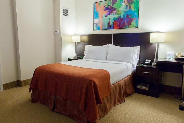 1 Queen Bed (6 of 12)