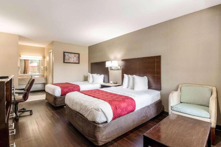 2 Double Beds (7 of 9)