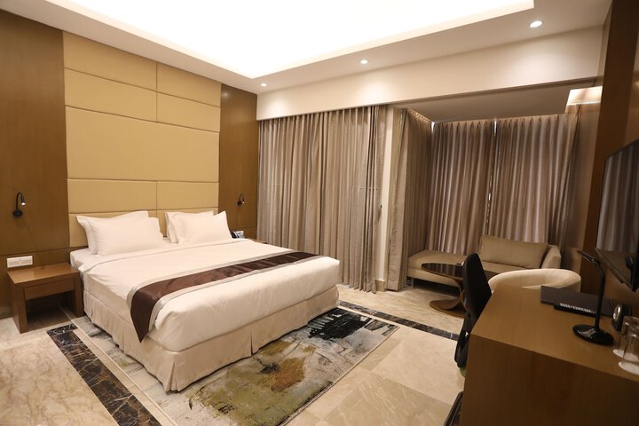 Room 4 of 16