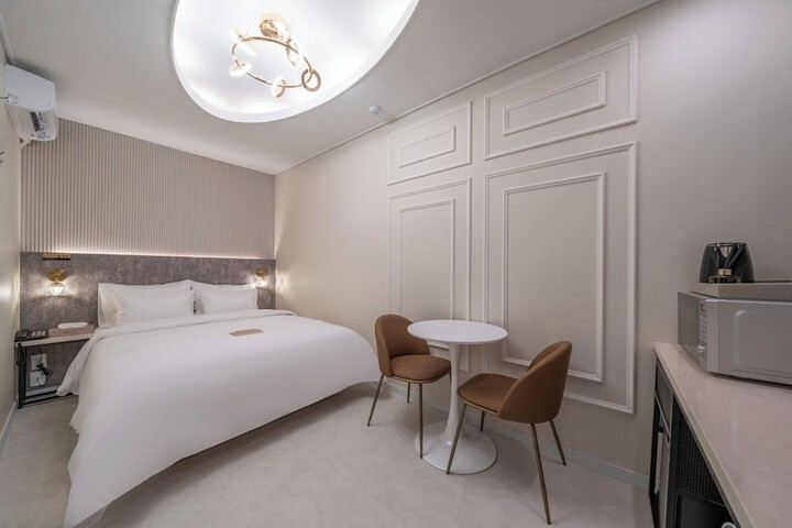 Room 9 of 43