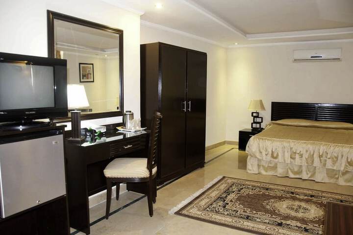 Room 8 of 28