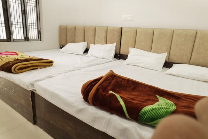 Room 6 of 13