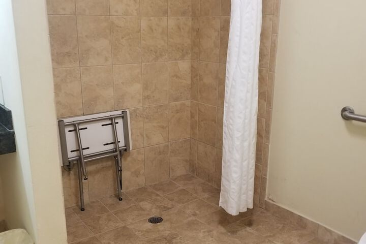 2 Queen Beds Accessible (5 of 17)